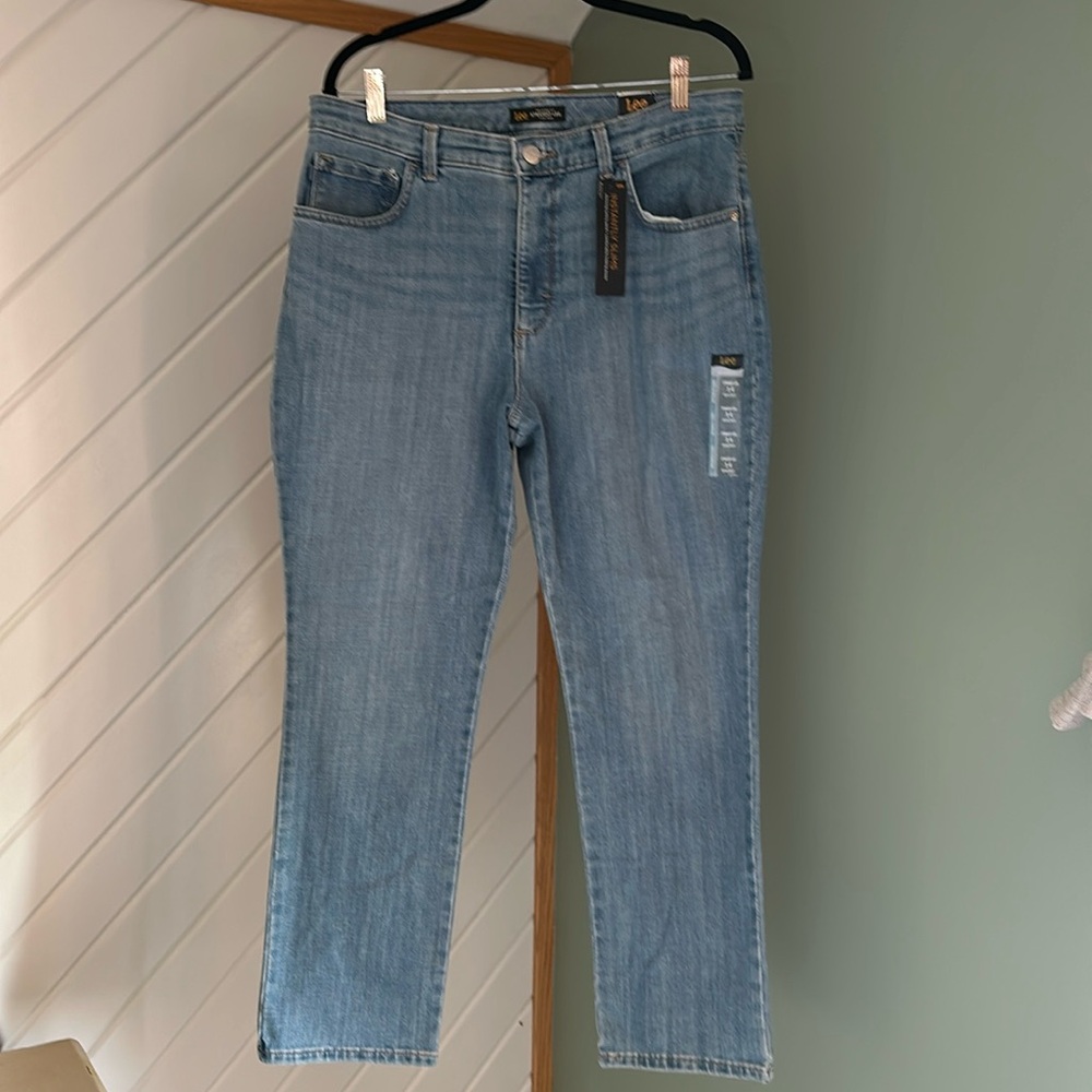 NWT woman’s light wash denim jeans! Lee brand! Size 14Short